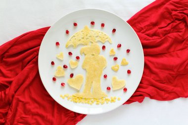 Sanat gıda kavramı. Siluet şemsiyesi altında birkaç içinde aşkın. Dantel krep nar tohumları ile. Üstten Görünüm. Düz yatıyordu. Kopya için alan