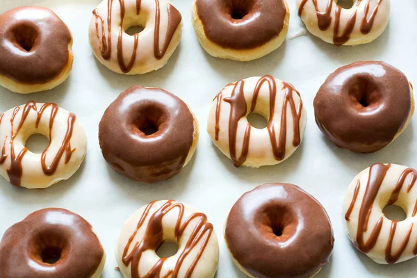 Süße Donuts Mit Schokoladenüberzug Flach Lag Ansicht Von Oben — Stockfoto