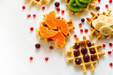 Üstten Görünüm Belçika üzerinde meyve tepesi ile waffle. Düz yatıyordu. Kopya için alan