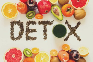 Sağlıklı beslenme kavramı. 'Detoks' yeşil çaydan word renkli smoothies ve meyve ile. Üstten Görünüm. Tonda