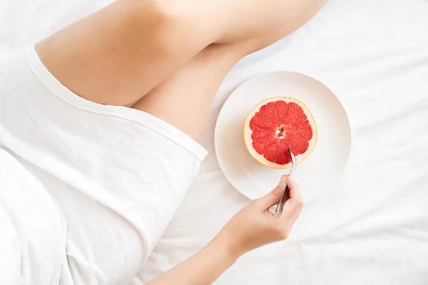 Concepto Alimentación Saludable Mujer Con Pomelo Cama Vista Superior — Foto de Stock