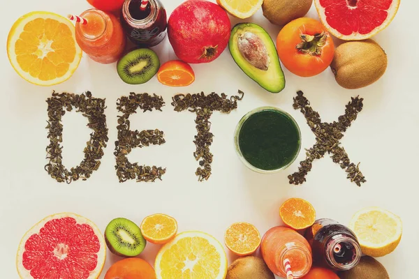 Sağlıklı beslenme kavramı. 'Detoks' yeşil çaydan word renkli smoothies ve meyve ile. Üstten Görünüm. Tonda