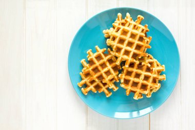 Mavi plaka üzerinde ev yapımı Belçika waffle. Seçici odak