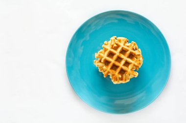 Mavi plaka üzerinde ev yapımı Belçika waffle. Seçici odak