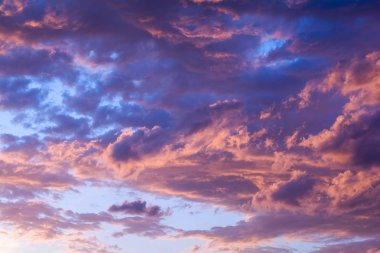 Mor, pembe, turuncu ve siyah renklerin karışımı dramatik ateşli günbatımı gökyüzünde