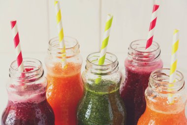 Detoks, şişeli içecekler: sebze üzerinden taze smoothies: pancar, havuç, ıspanak, salatalık ve beyaz arka plan üzerinde elma. Tonda