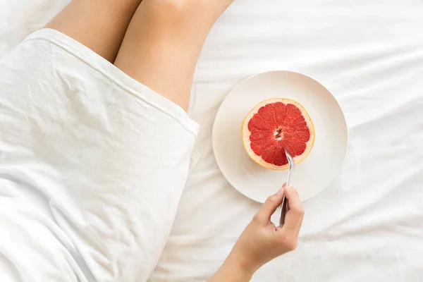 Concepto Alimentación Saludable Mujer Con Pomelo Cama Vista Superior — Foto de Stock