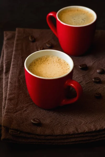 Duas Xícaras Vermelhas Café Expresso Fundo Madeira Escura Decorado Grãos — Fotografia de Stock