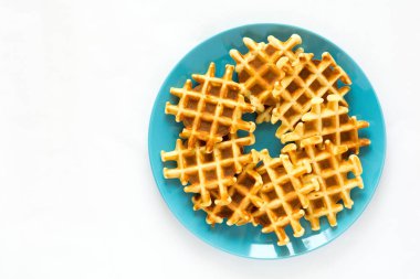 Mavi plaka üzerinde ev yapımı Belçika waffle. Seçici odak