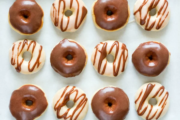 Zoete Donuts Met Chocolade Coating Flat Lag Bovenaanzicht — Stockfoto