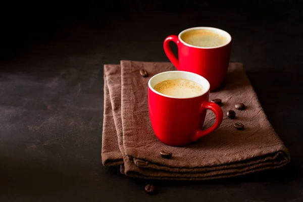 Dos Tazas Rojas Espresso Sobre Fondo Madera Oscura Decoradas Con — Foto de Stock