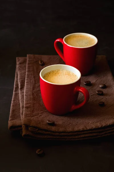 Dos Tazas Rojas Espresso Sobre Fondo Madera Oscura Decoradas Con — Foto de Stock