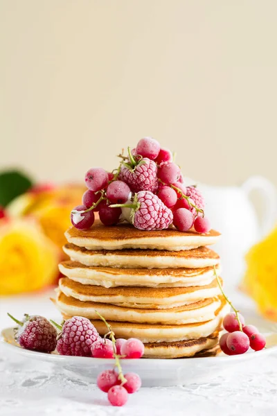 Pila Panqueques Con Frambuesa Grosella Roja Crema Miel Sobre Manteles — Foto de Stock