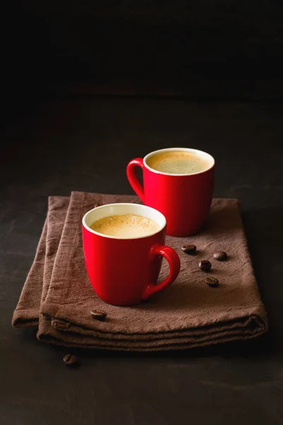 Dos Tazas Rojas Espresso Sobre Fondo Madera Oscura Decoradas Con — Foto de Stock