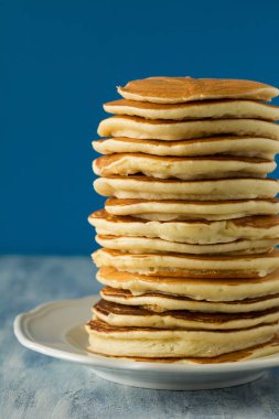 Mavi zemin üzerine ballı krep yığını