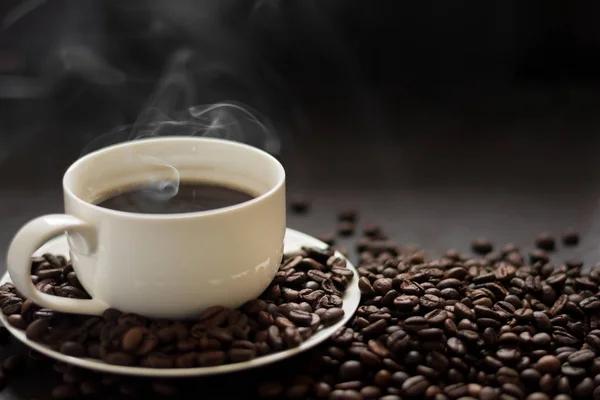 Taza Caliente Café Con Humo Sobre Fondo Negro — Foto de Stock