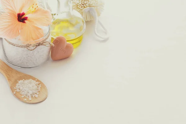 Wellness Inställningen Havssalt Glas Tvål Handduk Olivolja Och Blommor Vit — Stockfoto