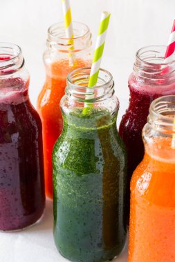 Detoks, şişeli içecekler: sebze üzerinden taze smoothies: pancar, havuç, ıspanak, salatalık ve beyaz arka plan üzerinde elma