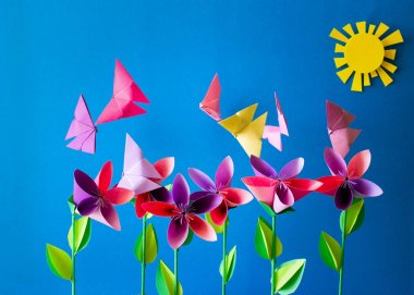 Origami kağıt çiçekler, kelebekler, bulutlar ve güneş. Kağıt resim sanatı