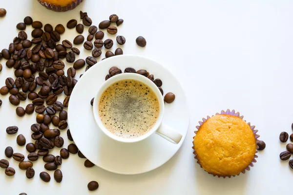 Una Taza Café Expreso Con Magdalenas Granos Café Sobre Una — Foto de Stock