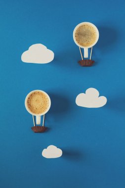 Hava balonu kağıt bulutlar ile espresso bardak dan. Kağıt sanat tarzı veya zanaat.