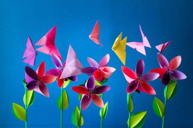 Origami kağıt çiçekler, kelebekler, bulutlar ve güneş. Kağıt resim sanatı