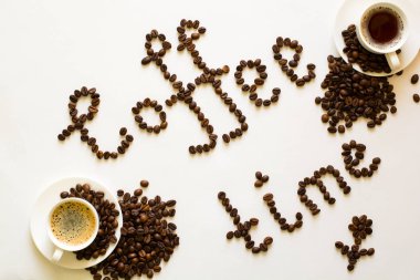 İki fincan espresso ve beyaz masa fasulyeli metinden kahve zamanı. Üstten Görünüm