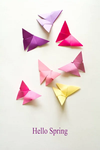 折纸日本纸蝴蝶 您好弹簧文本 — 图库照片