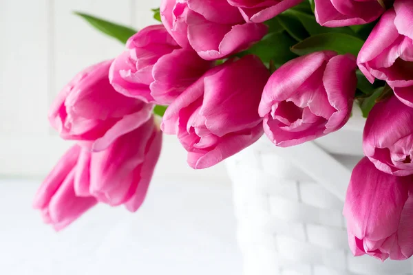 Bouquet Tulipani Viola Nel Cestino Davanti Alla Parete Legno Bianco — Foto Stock