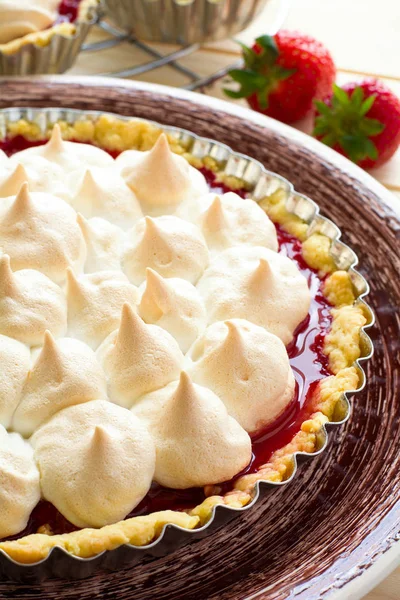 Torta Morango Com Merengue Prato Marrom Foco Seletivo — Fotografia de Stock