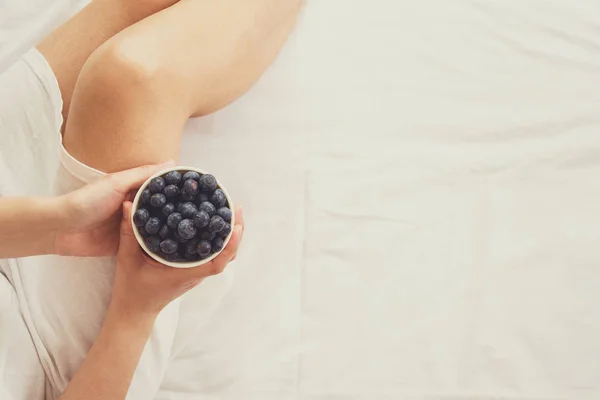 Concepto Alimentación Saludable Una Mujer Con Arándanos Cama Vista Superior — Foto de Stock