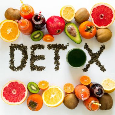 Sağlıklı beslenme kavramı. 'Detoks' yeşil çaydan word renkli smoothies ve meyve ile. Üstten Görünüm