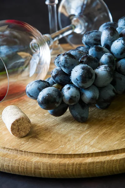 Kadehlerin Kırmızı Şarap Üzüm Asma Yaprağı Koyu Ahşap Masa Üzerine — Stok fotoğraf