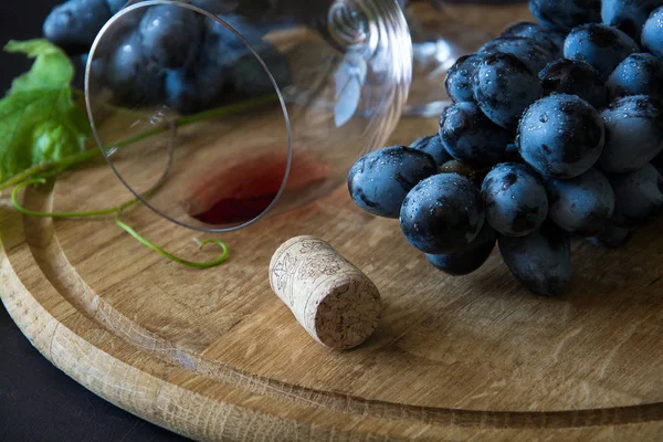 Dos Copas Vino Con Vino Tinto Hojas Vid Decoradas Con — Foto de Stock