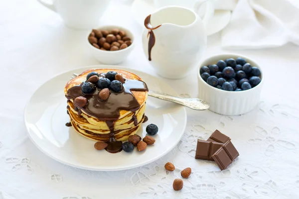 Traditionelles Frühstückskonzept Stapel Von Pfannkuchen Mit Schokoladensoße Blaubeeren Und Nüssen — Stockfoto