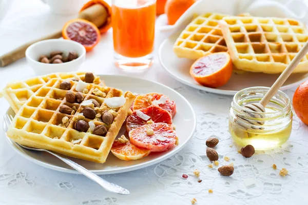 Gesundes Frühstück Belgische Waffeln Mit Nüssen Und Sizilianischen Orangen Auf — Stockfoto