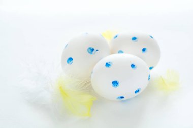 Paskalya yumurtaları beyazlar üzerinde izole