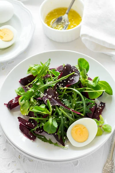 Insalata Fresca Con Barbabietola Foglie Mix Olio Oliva Uova Semi — Foto Stock