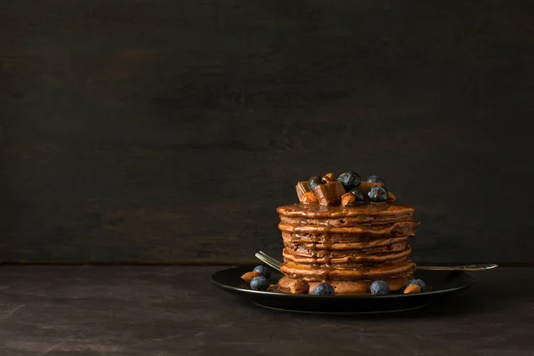 Stack Chocolate Pancakes Icing Blueberry Almond Hazelnut Pieces Chocolate Selective — Stock Photo, Image