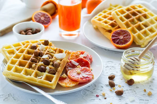 Gesundes Frühstück Belgische Waffeln Mit Nüssen Und Sizilianischen Orangen Auf — Stockfoto