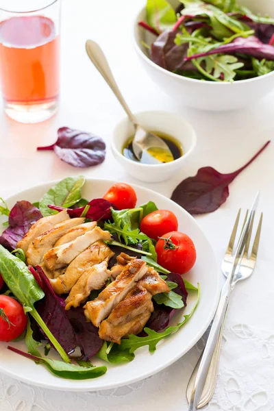 Frango Grelhado Fatiado Com Salada Folhas Verdes Placa Branca — Fotografia de Stock