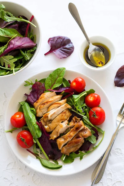 Frango Grelhado Fatiado Com Salada Folhas Verdes Placa Branca — Fotografia de Stock