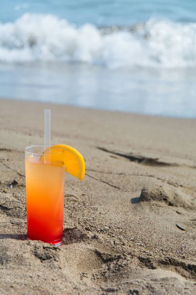 Gafas Con Cócteles Colores Playa Con Agua Azul Fondo — Foto de Stock