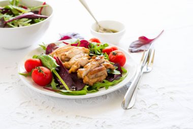 Yeşil yaprakları salata ızgara tavuk beyaz tabağa dilimlenmiş