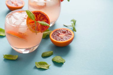 Kan portakal dilimleri turkuaz arka plan üzerinde Orange ile kokteyl