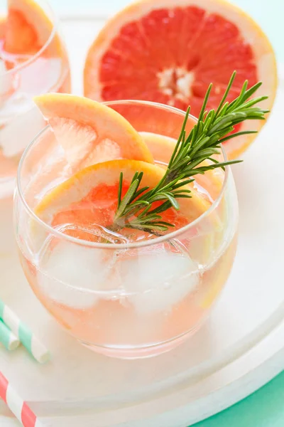 Erfrischungscocktail Grapefruit Mit Rosmarin Auf Weißem Holzbrett Sommergetränk Aus Gesunden — Stockfoto