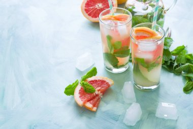 Ferahlık greyfurt nane nane kokteyli arka planını renklendirin. Sağlıklı narenciye yaz içeceği.
