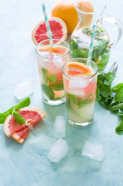 Ferahlık greyfurt nane nane kokteyli arka planını renklendirin. Sağlıklı narenciye yaz içeceği.