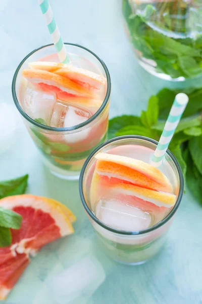 Erfrischungscocktail Grapefruit Mit Minze Auf Minzfarbenem Hintergrund Sommergetränk Aus Gesunden — Stockfoto