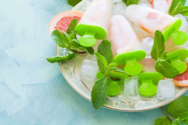 Ev yapımı greyfurt dondurmayı greyfurt dilim nane ahşap arka plan üzerinde. Üstten Görünüm. Uzay kopyalayın. Düz yatıyordu